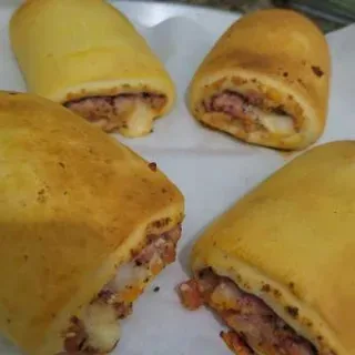 Salgado Bauru (presunto, queijo e tomate)